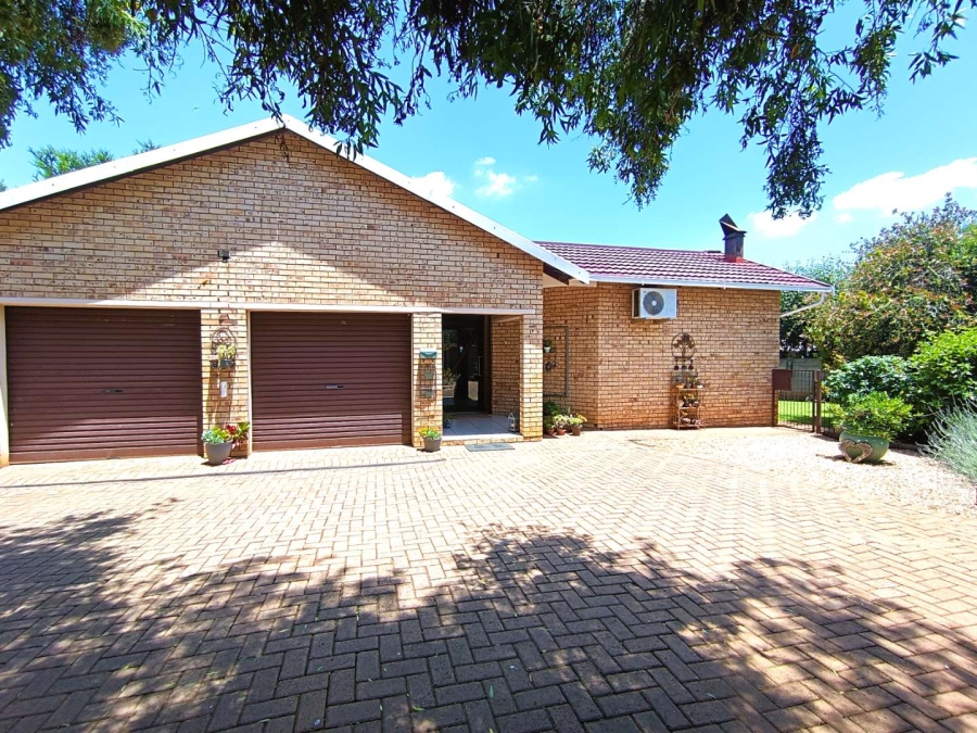 5 Bedroom Property for Sale in Langenhovenpark Free State